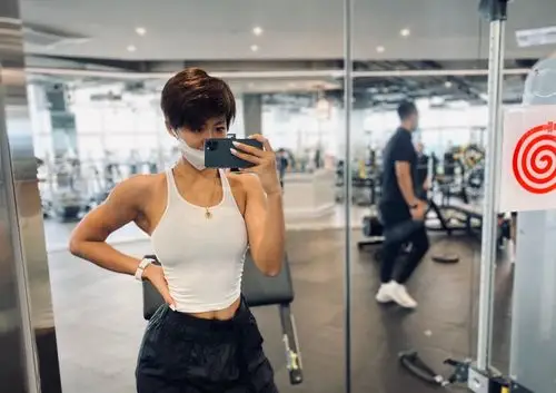 95后健身达人叶彤荣获多项健美比赛冠军瑜伽轻松改善肩颈疼痛