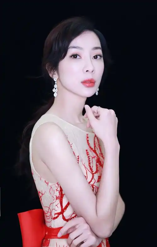 童苡萱盛装出席年度盛典 血色裂纹长裙冷艳夺目