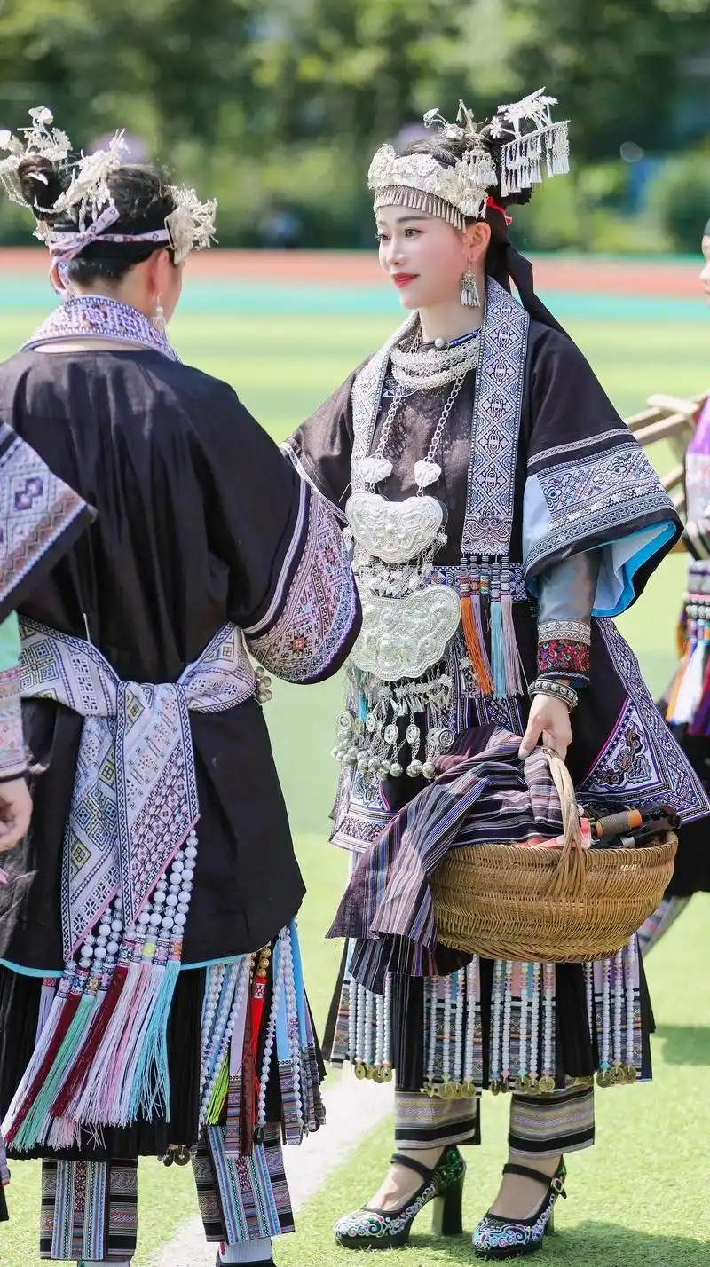 民族服饰有多绝#苗家姑娘 #苗族服饰有多惊 - 抖音