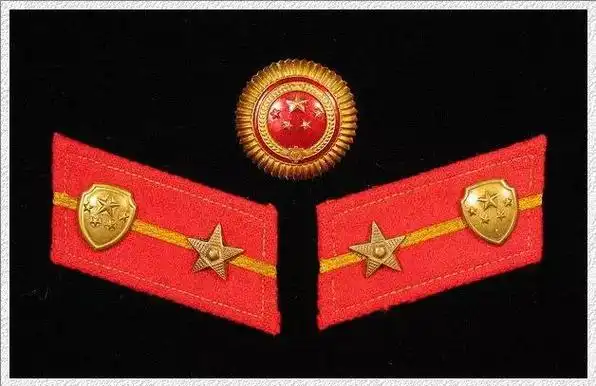 1962年6月武警部队恢复警衔制后的帽徽和下士领章