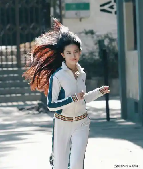 刘亦菲17岁跑步旧照曝光,青春灵动宛若仙女下凡,一颦一笑太养眼