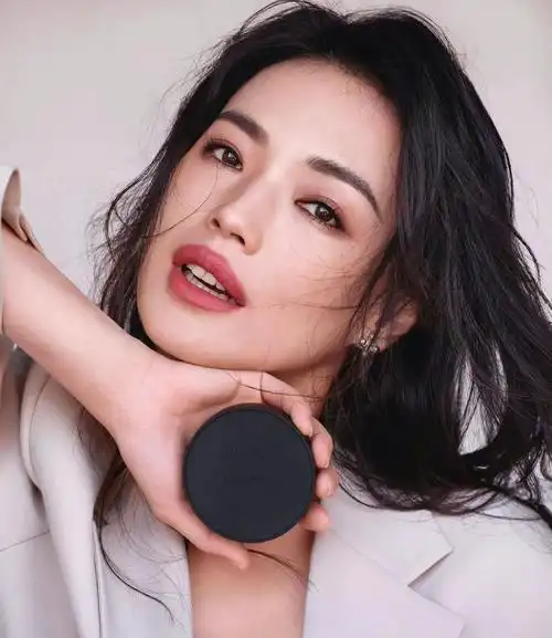 打开凤凰新闻,查看更多高清图片1月13日,舒淇在社交平台发布一组照片.