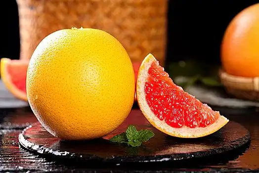 黑石板上放着切开的红心西柚