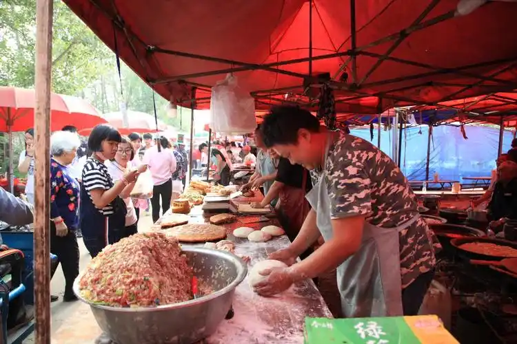 集市最牛摊位日入万元 十口锅同做一道美食