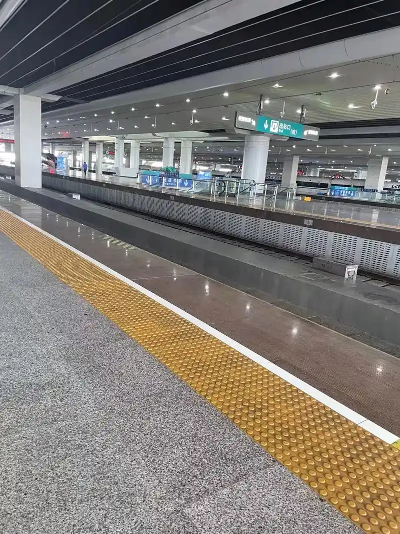 众光瓷业产品之一《全瓷盲道砖》高铁站台盲道砖通用规格300* - 抖音