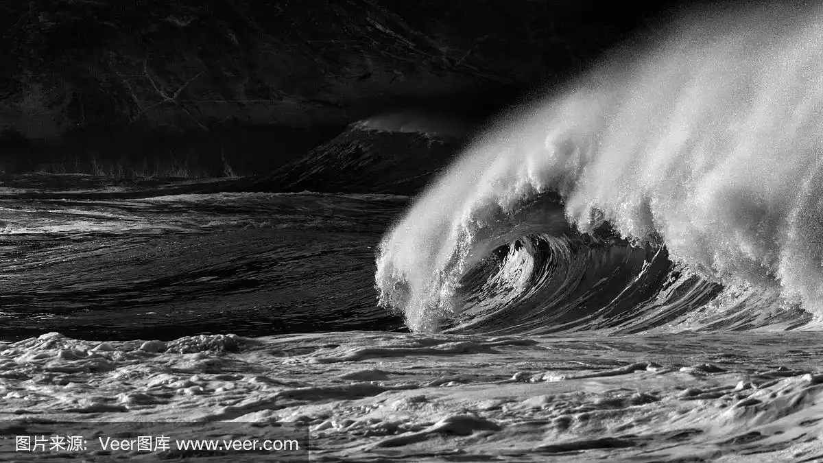 冲浪者在黑色海浪在海滩itacoatiara桶