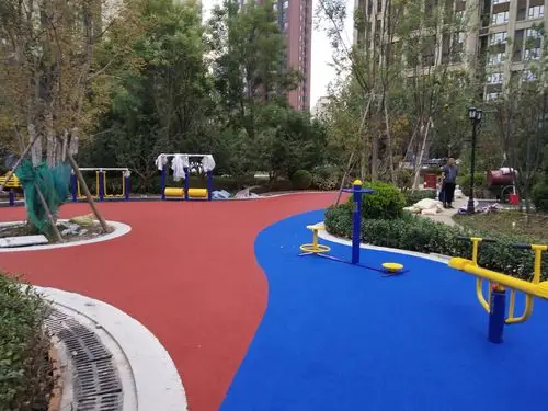 健身器材及活动广场塑胶面层施工中