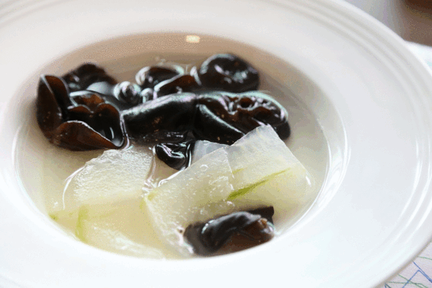 冬瓜木耳汤:口感清爽又有营养的减肥汤,利水消肿促排便