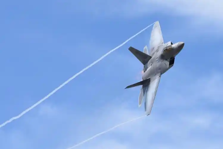 美国的f22猛禽战斗机至今为止仍然是世界最厉害最先进的战斗机