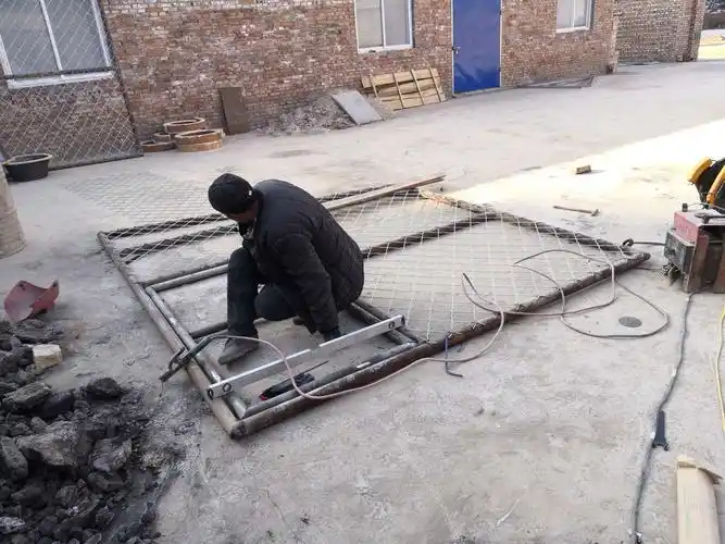 吝师傅焊接铁门