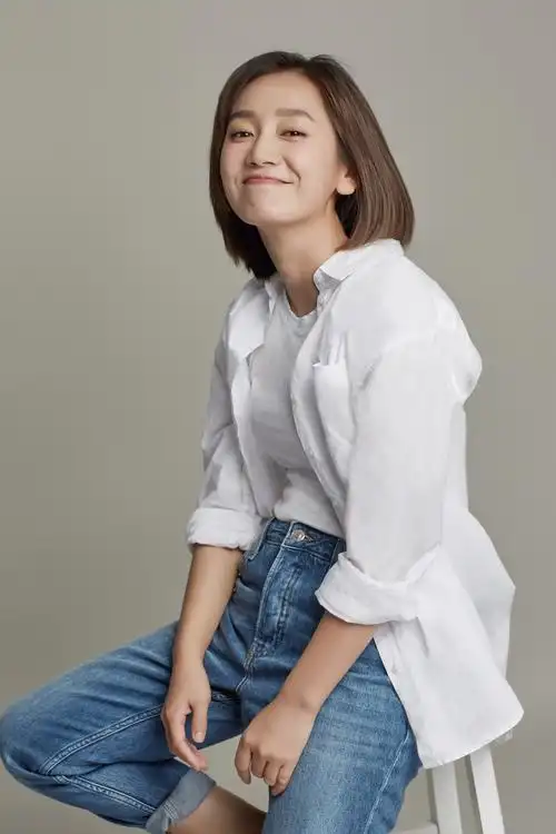 邻家女孩!董晴白衬衫写真曝光清新自然