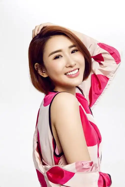 吕夏生日晒清凉写真曼妙身材吸人眼球