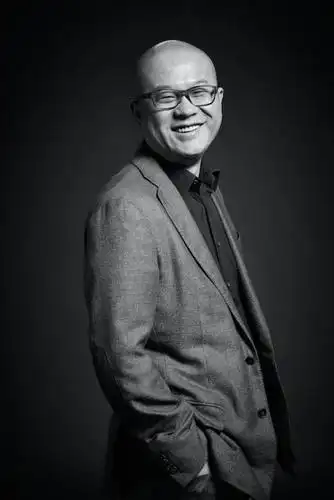 提到创办戏剧酒店的缘由,"亚朵生活"的创始人耶律胤说自己是一个老戏