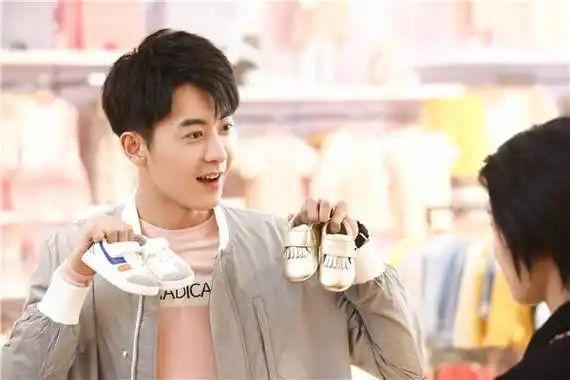 赵志伟疑曝光恋情,与神秘女子深夜街头拥吻,甜蜜浪漫似偶像剧_虞书欣