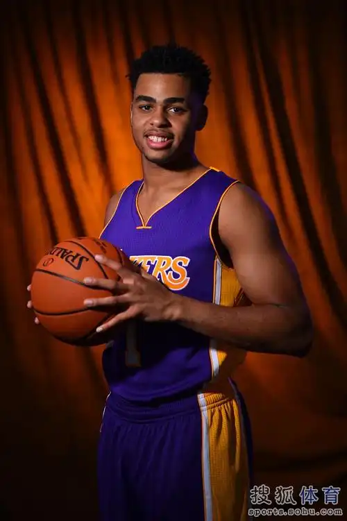 拉塞尔新季定妆照阳光微笑展榜眼风范