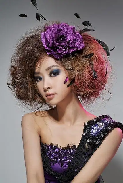 sara双栖乐坛获封龙女郎称号 新专辑风格多(图)