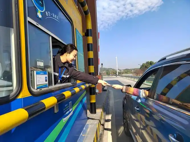 高速公路收费员做好窗口服务.骆鑫磊摄