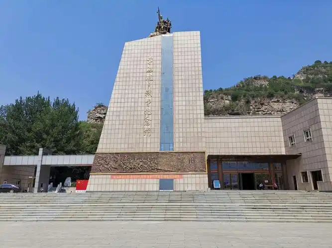 参观平西抗日战争纪念馆