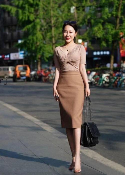 街拍见到50岁的阿姨我才明白了什么是风韵犹存