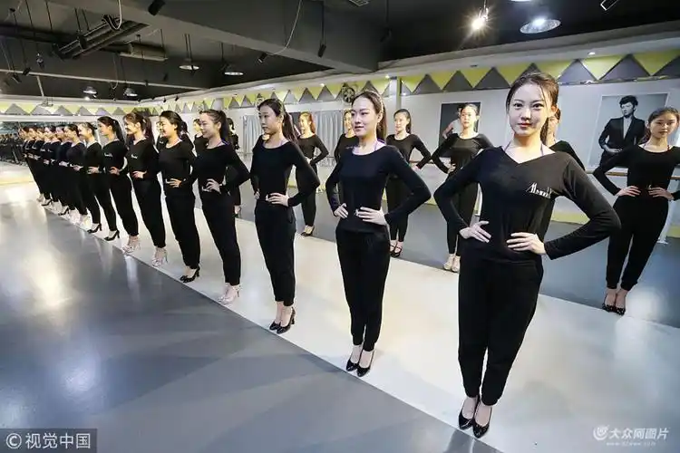 潍坊艺考生备考忙 泳装,制服齐上阵