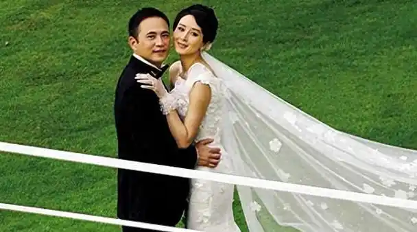 胡静最近在微博上分享了一张她和丈夫朱兆祥结婚15周年纪念的合照.