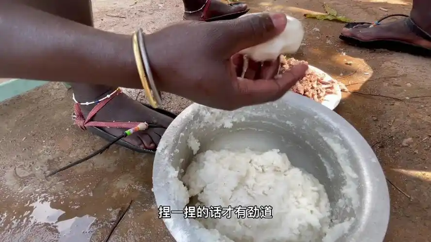 马赛原始人这吃饭太狠了,直接用手抓,这画面简直不敢看,你信吗