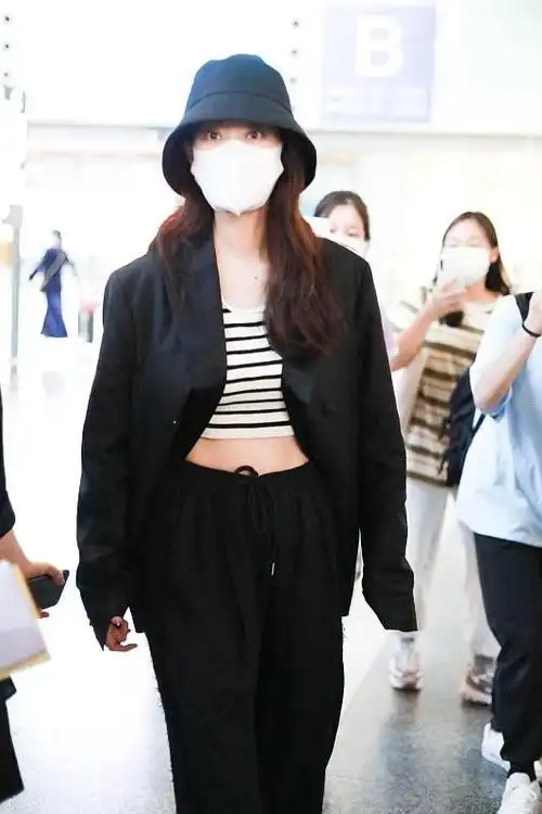 张小斐的颜值真不错生图比精修图还美西服搭配的也很酷