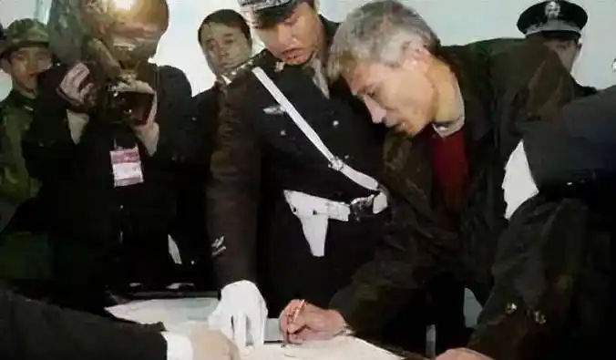 原创2003年刘涌走下法庭表情淡定被押解到殡仪馆抬进死刑执行车