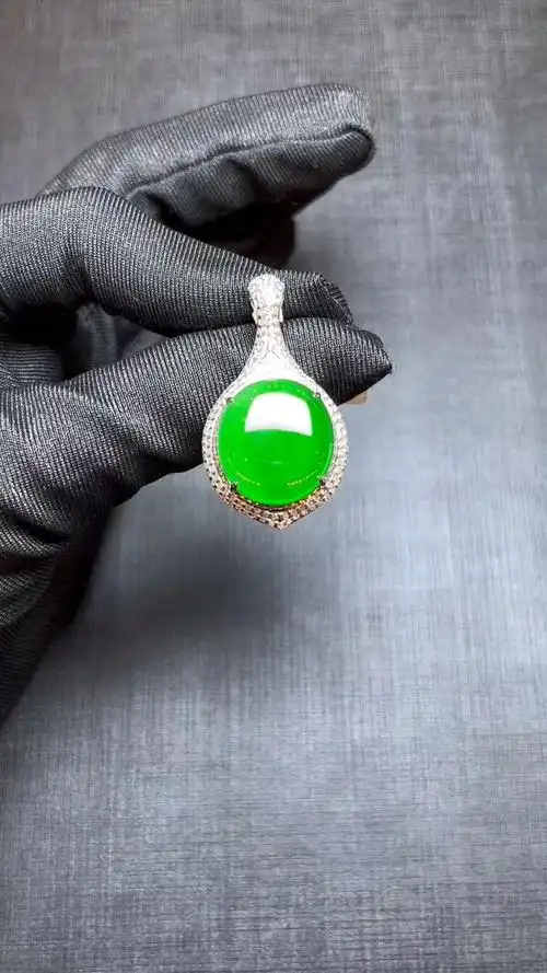 翡翠蛋面吊坠,晶莹剔透