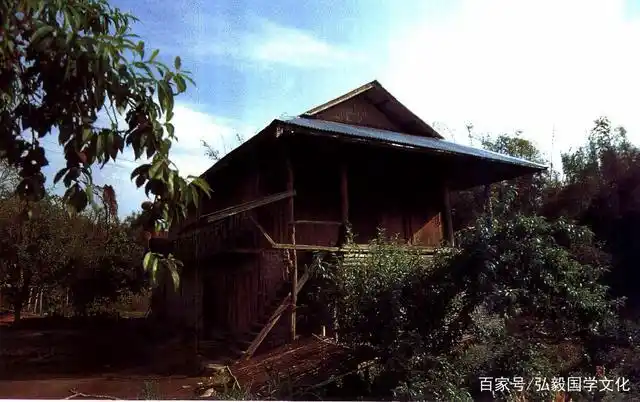 中国建筑艺术,少数民族民居,彩虹下的云南瑞丽傣族竹楼