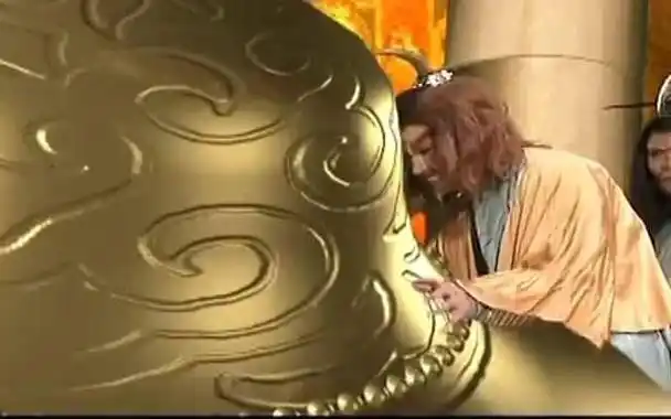 八星宿的亢金龙,用他的角顶入金铙中,孙悟空在亢金龙的角中钻了一个洞