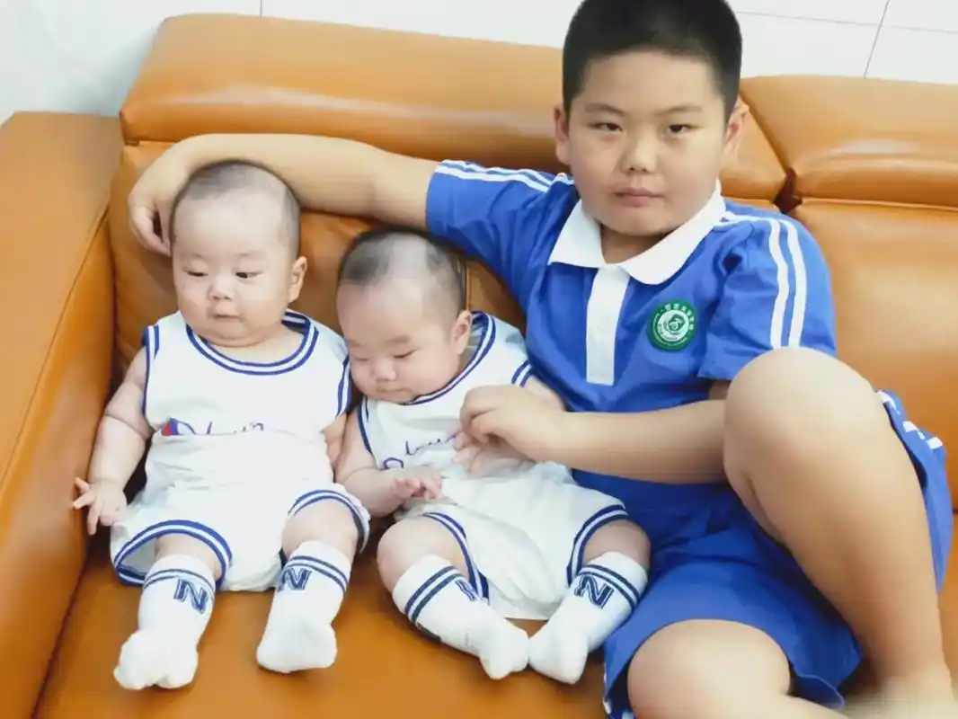 双胞胎兄弟 早产儿四月初八,五个月啦 大宝儿,16斤 小宝儿 - 抖音