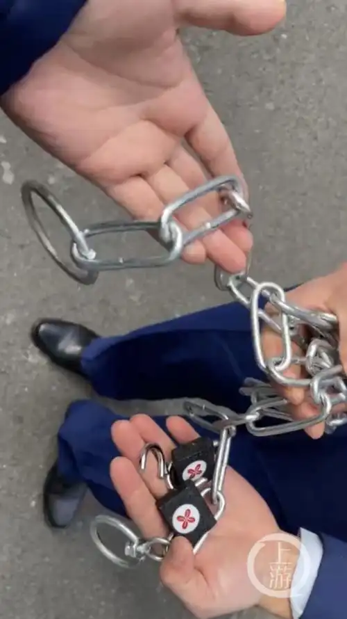 玩"生死局"惹祸 两小姐姐脚被锁求助消防