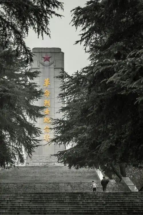 摄于襄阳烈士陵园