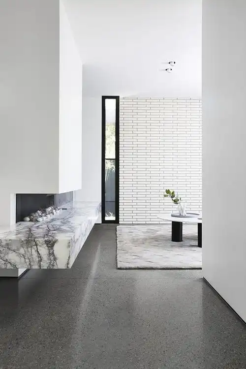 在常见的窗户造型中,多是横向结构,而竖条形窗户就是在横向的基础上来