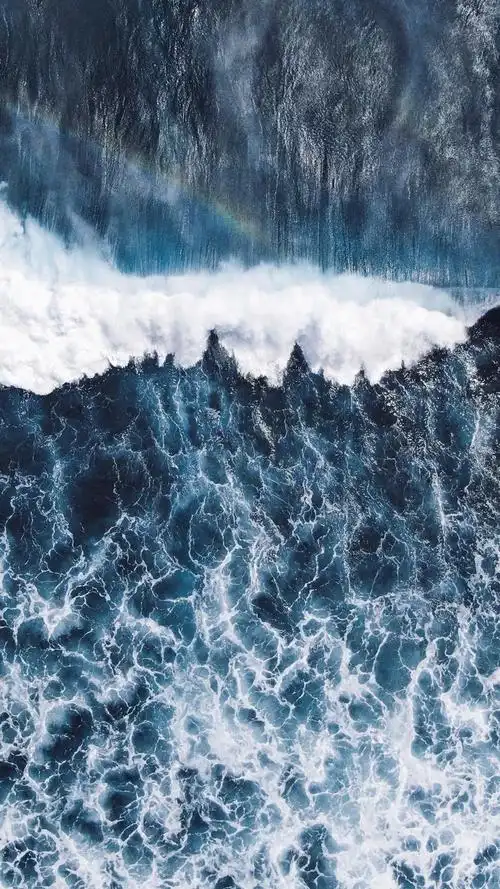 蔚蓝色迷人的水波