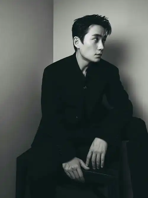 朱一龙黑白风格大片驾驭住了吗