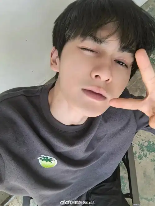 您的猫猫@theo-朱正廷 带着两张比耶自拍来喽!