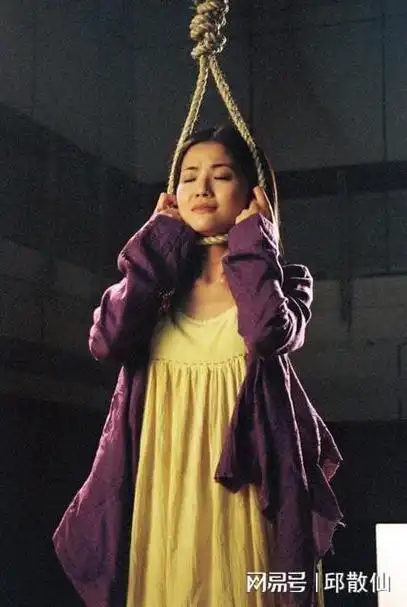 在顶楼上吊的女人