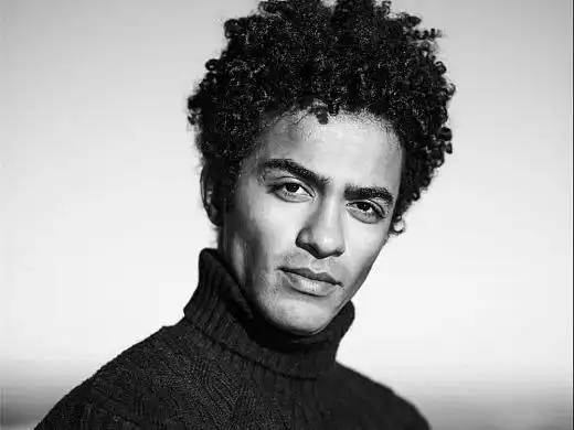 爆炸头黑人肌肉男模everton