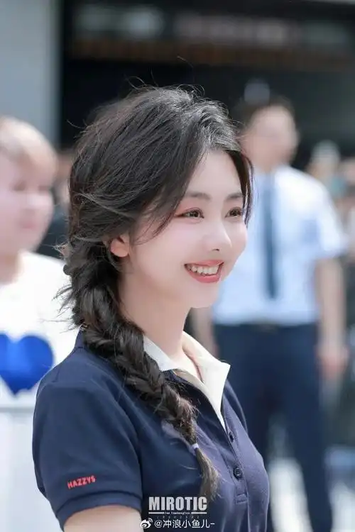 谭松韵实际年龄33岁,目测年龄18岁,真可以再演十年高中生的感觉,幼态