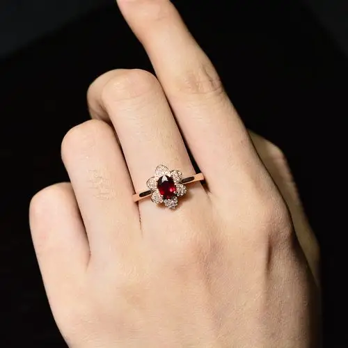 18k金镶天然红宝石戒指