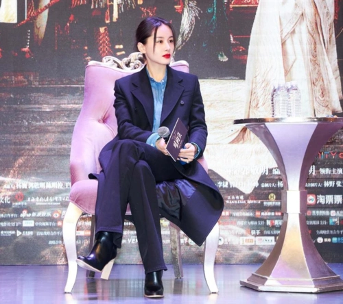 王子文太懂显高穿搭黑色大衣配西装裤坐着也至少显高10cm