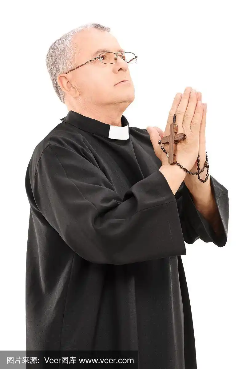 手持木制十字架向上帝祈祷的成熟牧师