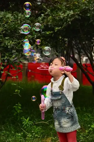 吹泡泡的小女孩