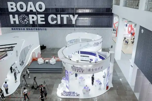 波士顿科学彰显"双循环"寓意的双圆环展台
