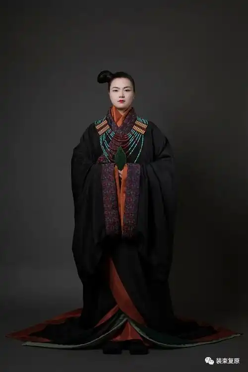 图片秦文化以黑色为尊,贵族服饰也崇尚黑色,秦咸阳宫遗址壁画多有表现