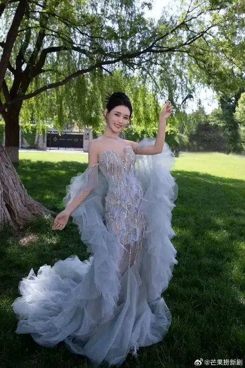 蒋依依流光羽毛裙##蒋依依拿着小燕子