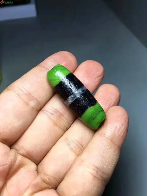 [欣赏] 罕见品种--绿缠丝玛瑙爆老天珠
