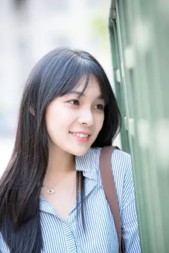 组图:北大学霸女神照片走红 笑容甜美身材好